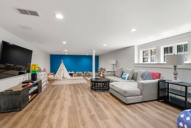 54 Edmunds Rd, Wellesley, MA 02481