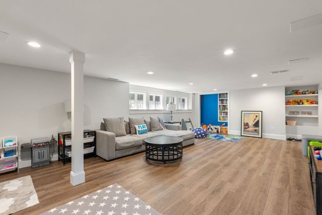 54 Edmunds Rd, Wellesley, MA 02481