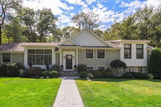 54 Edmunds Rd, Wellesley, MA 02481