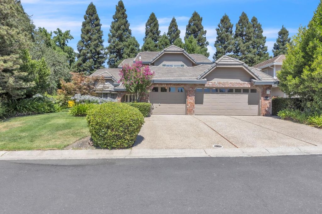 2760 Prestwick Dr, Roseville, CA 95661
