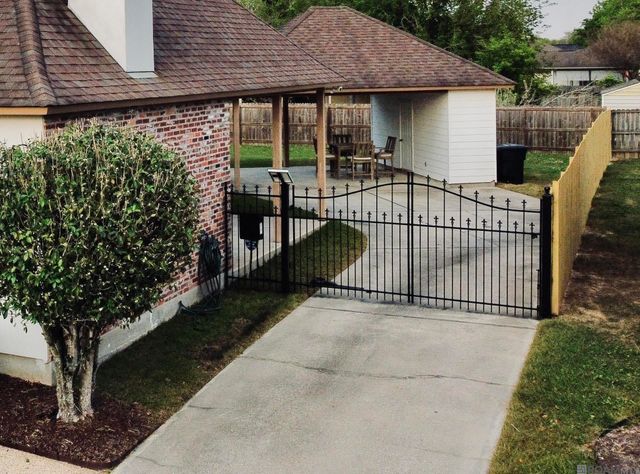 10613 Springglen Ct, Baton Rouge, LA 70810