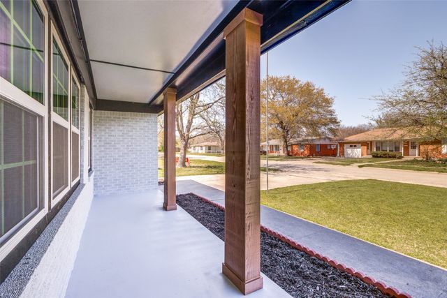 1706 E Garnett Street, Gainesville, TX 76240