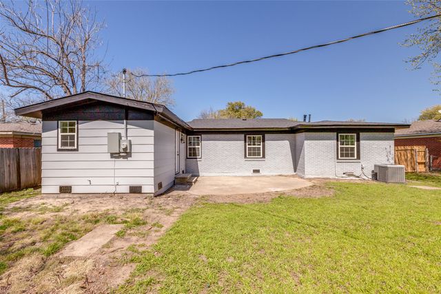 1706 E Garnett Street, Gainesville, TX 76240
