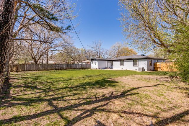 1706 E Garnett Street, Gainesville, TX 76240