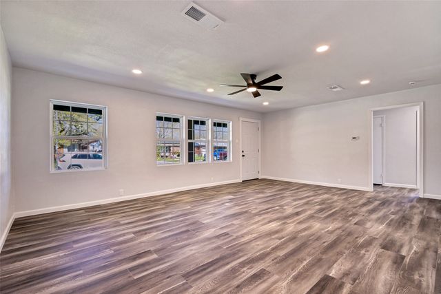 1706 E Garnett Street, Gainesville, TX 76240