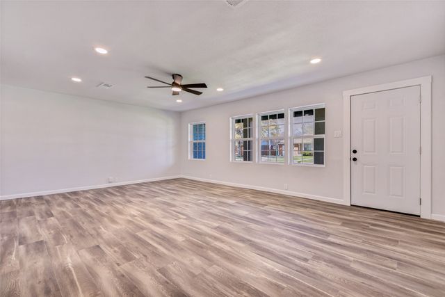 1706 E Garnett Street, Gainesville, TX 76240