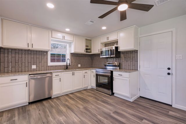 1706 E Garnett Street, Gainesville, TX 76240