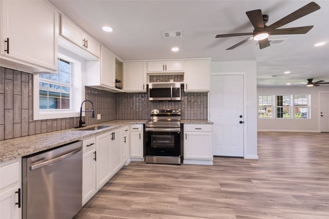 1706 E Garnett Street, Gainesville, TX 76240