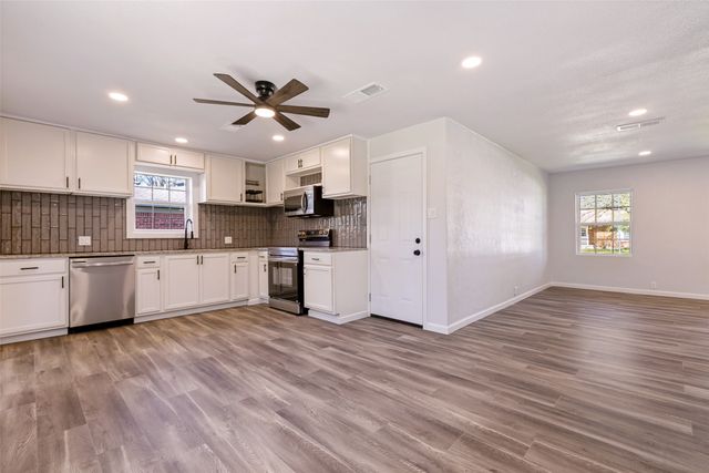 1706 E Garnett Street, Gainesville, TX 76240