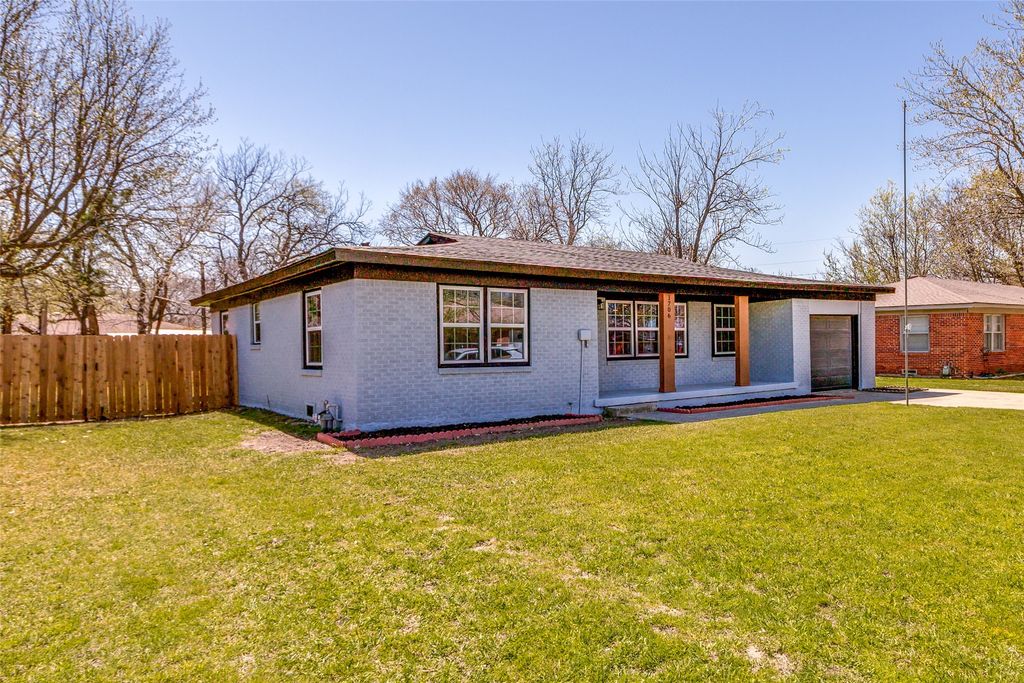 1706 E Garnett Street, Gainesville, TX 76240