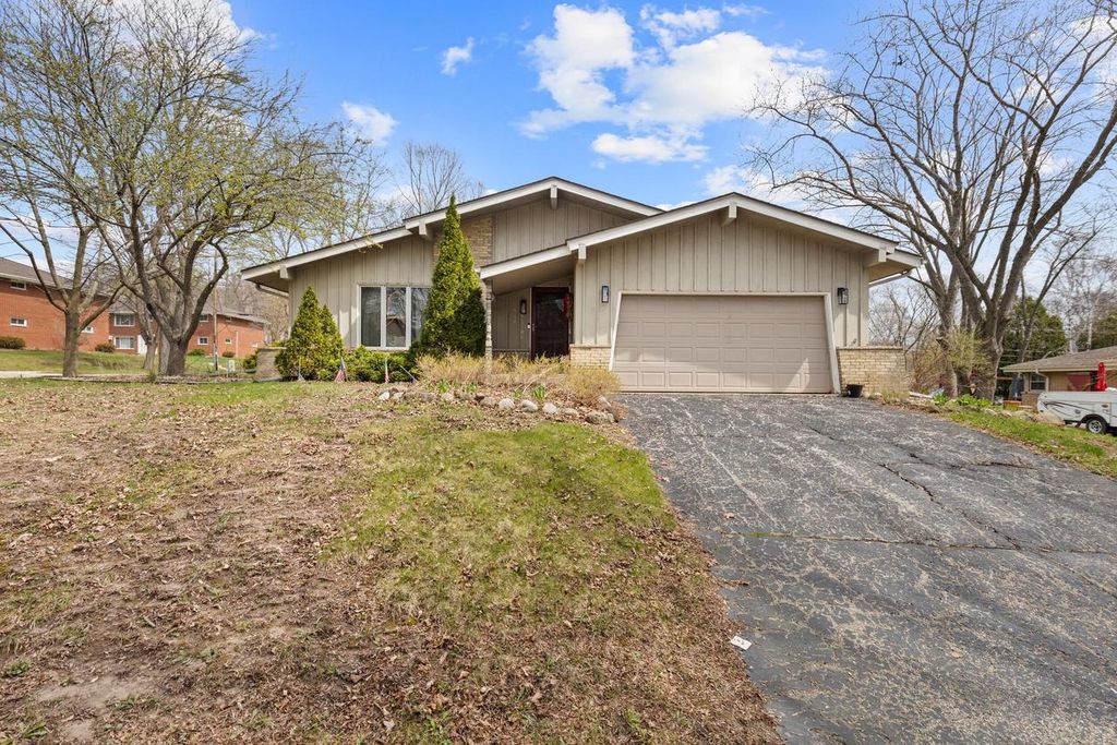 N42W5598 Wilshire DRIVE, Cedarburg, WI 53012