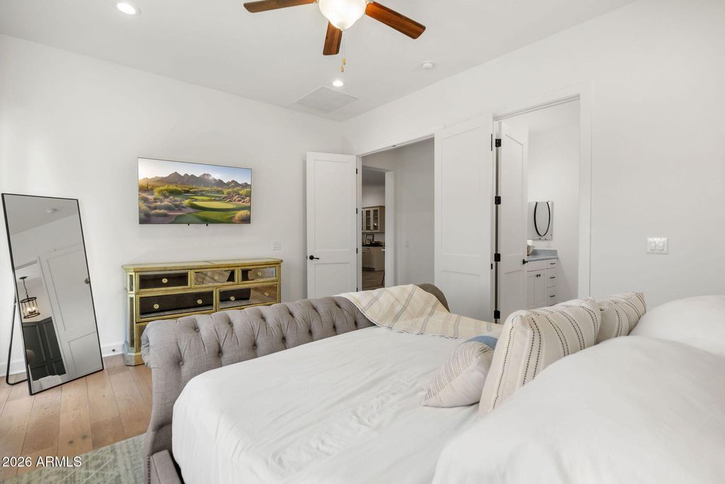 Image 12 of property listing at 4201 E Cheery Lynn Road, Phoenix, AZ 85018