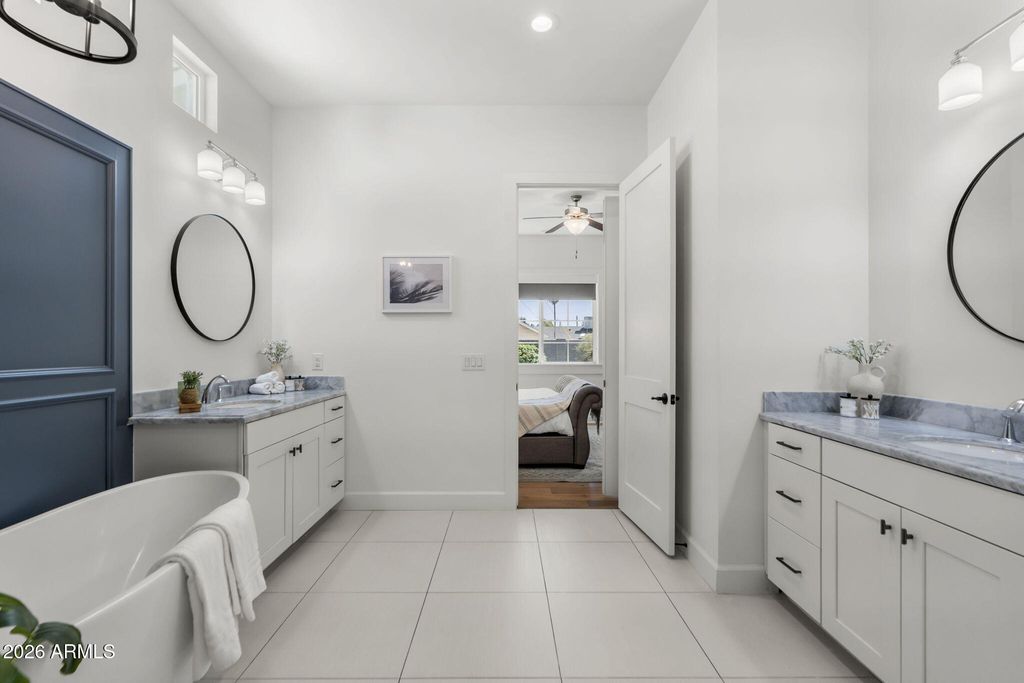 Image 14 of property listing at 4201 E Cheery Lynn Road, Phoenix, AZ 85018