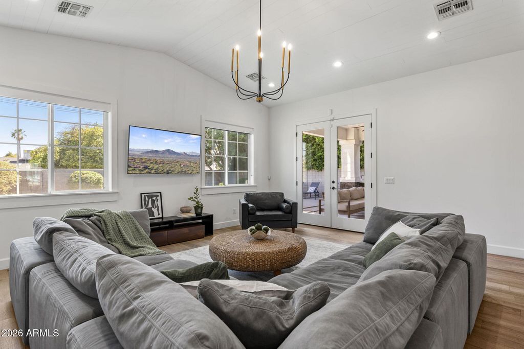 Image 6 of property listing at 4201 E Cheery Lynn Road, Phoenix, AZ 85018