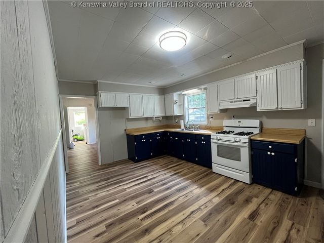 6888 Joes Creek Road, Comfort, WV 25049