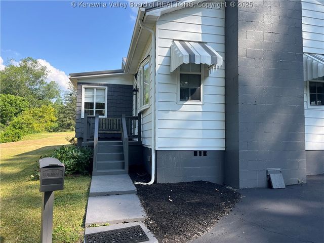 6888 Joes Creek Road, Comfort, WV 25049