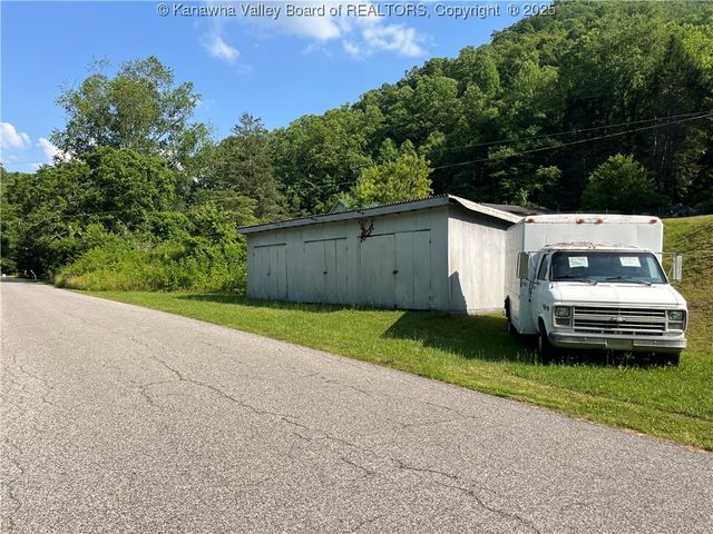 6888 Joes Creek Road, Comfort, WV 25049