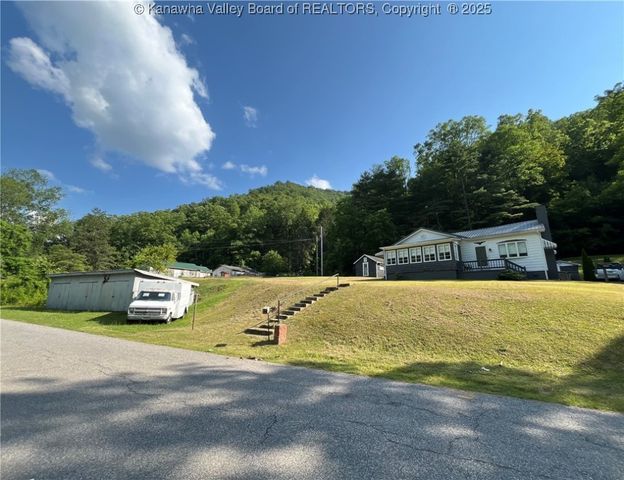 6888 Joes Creek Road, Comfort, WV 25049