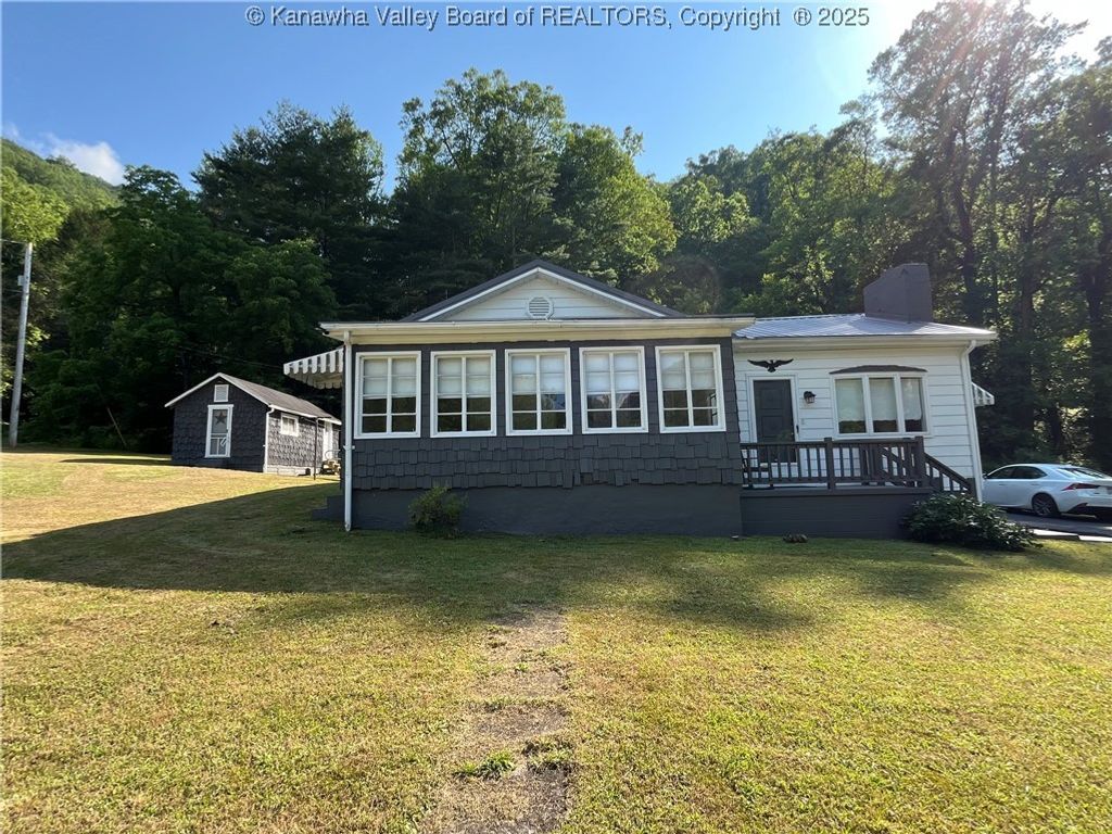 6888 Joes Creek Road, Comfort, WV 25049