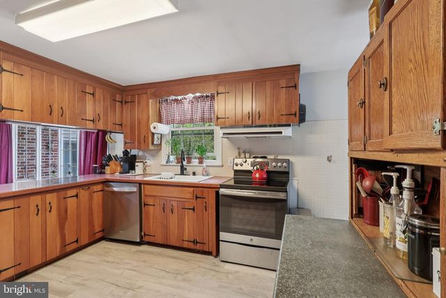 1002 CATHILL RD, Sellersville, PA 18960