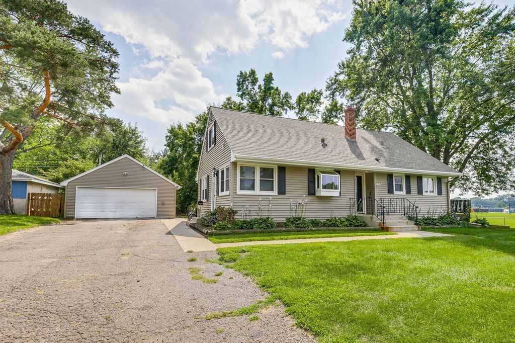 1646 Burke Avenue E, Maplewood, MN 55109