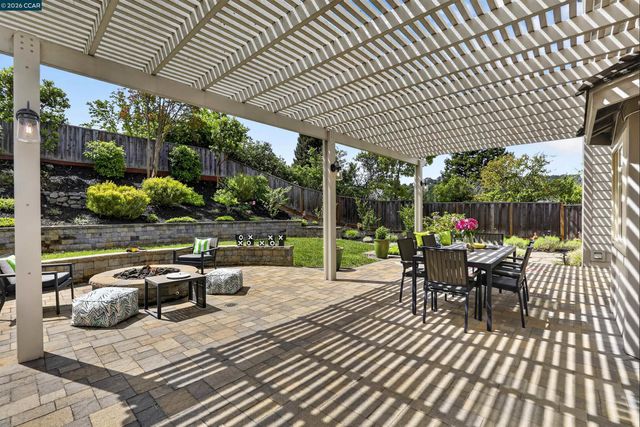 22 Williams Dr, Moraga, CA 94556