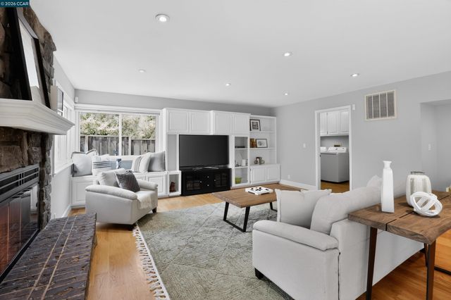 22 Williams Dr, Moraga, CA 94556