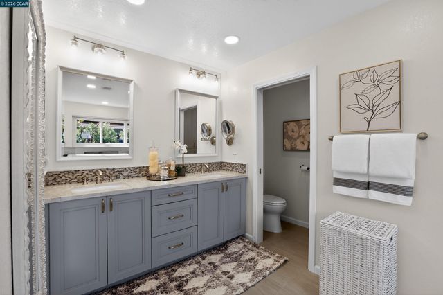 22 Williams Dr, Moraga, CA 94556