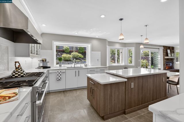 22 Williams Dr, Moraga, CA 94556