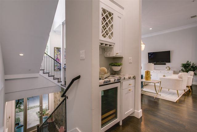 2211 Worthington Street, Dallas, TX 75204