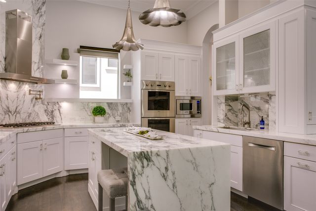 2211 Worthington Street, Dallas, TX 75204