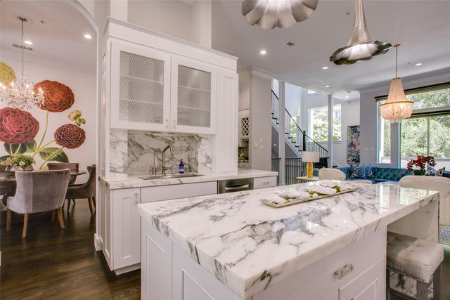 2211 Worthington Street, Dallas, TX 75204