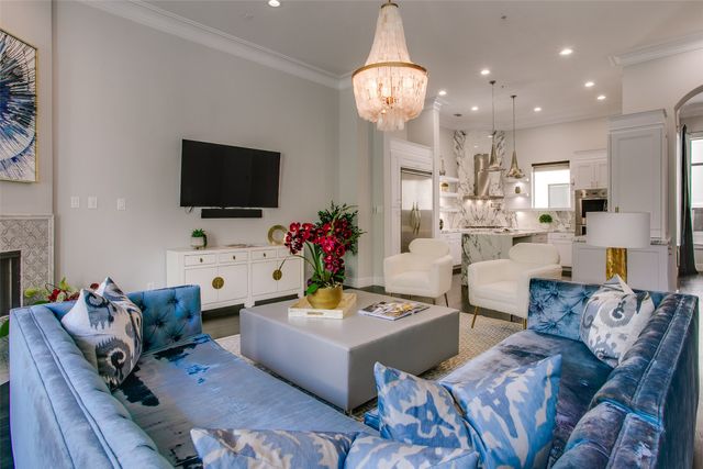 2211 Worthington Street, Dallas, TX 75204