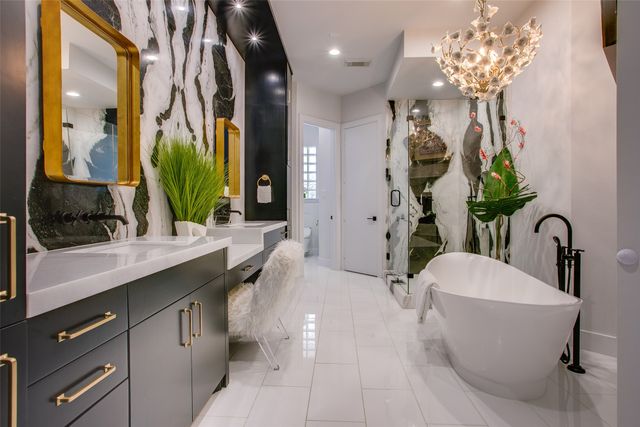 2211 Worthington Street, Dallas, TX 75204