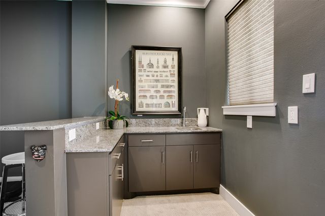 2211 Worthington Street, Dallas, TX 75204