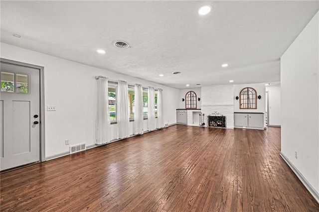 613 E Red Road, Independence, MO 64055