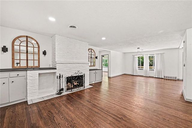 613 E Red Road, Independence, MO 64055