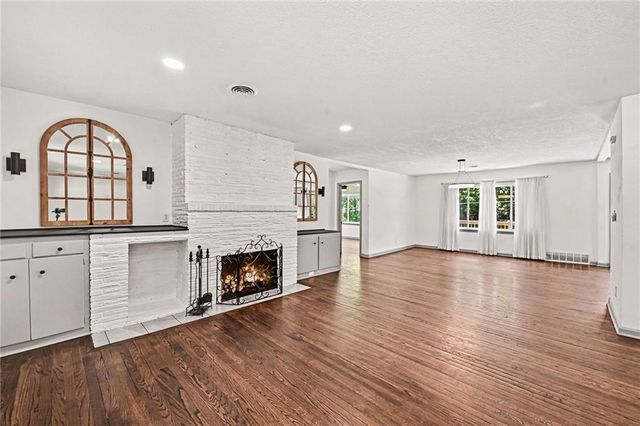 613 E Red Road, Independence, MO 64055