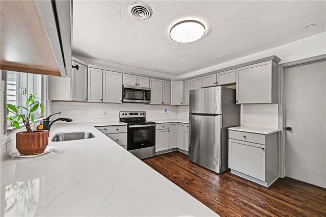 613 E Red Road, Independence, MO 64055
