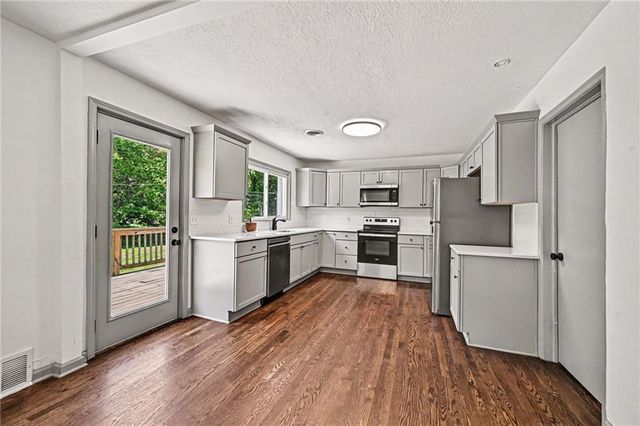 613 E Red Road, Independence, MO 64055