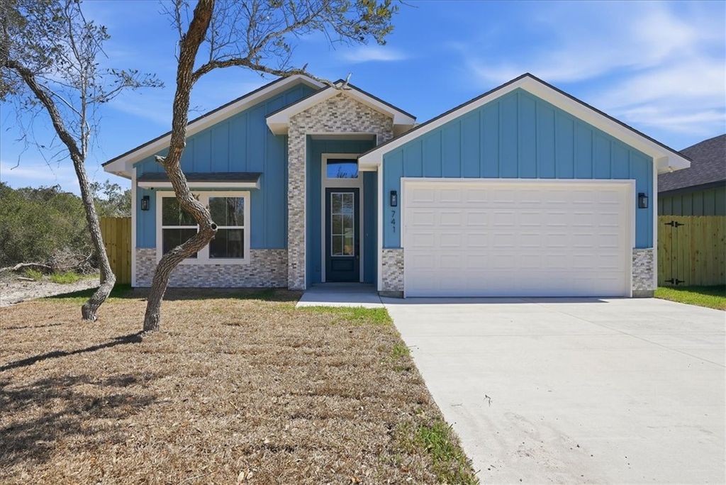 741 S 10th St, Aransas Pass, TX 78336 — exterior