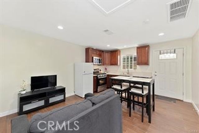 23021 Saticoy, West Hills, CA 91304