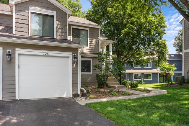 126 Manchester Court, Schaumburg, IL 60193