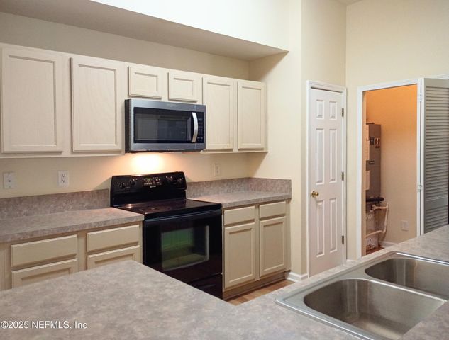 6106 MAGGIES Circle 106, Jacksonville, FL 32244