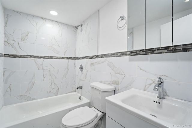 27 Piave Terrace, Lindenhurst, NY 11757