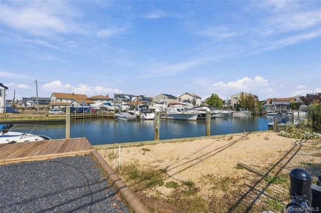 27 Piave Terrace, Lindenhurst, NY 11757