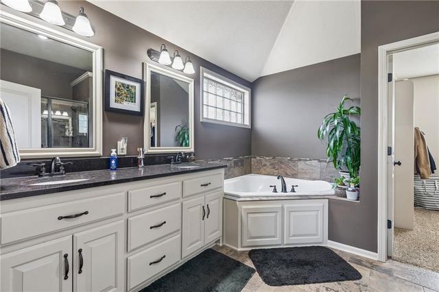 9830 N Kentucky Avenue, Kansas City, MO 64157
