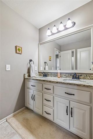 9830 N Kentucky Avenue, Kansas City, MO 64157