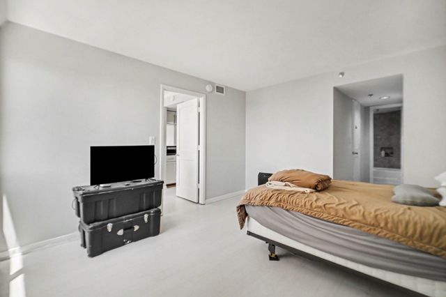 3525 Sage Road 1110, Houston, TX 77056