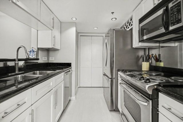 3525 Sage Road 1110, Houston, TX 77056